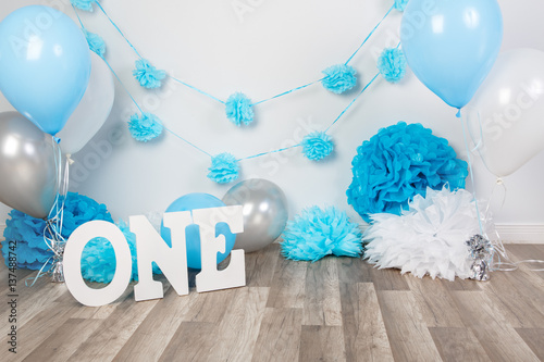 Foto Festive background decoration for birthday celebration with gourmet cake, letter