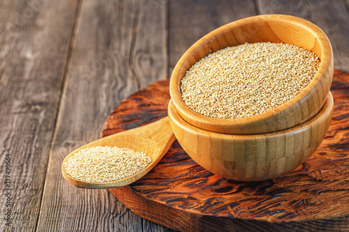 фотографія White quinoa in a wooden bowl.