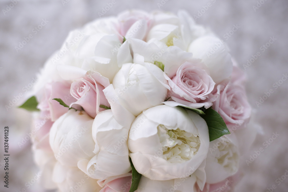 delizioso colorato bouquet da sposa con fiori bianchi e rosa Stock Photo |  Adobe Stock