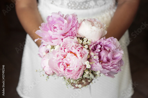 Sposa tiene in mano bouquet da matrimonio molto colorato