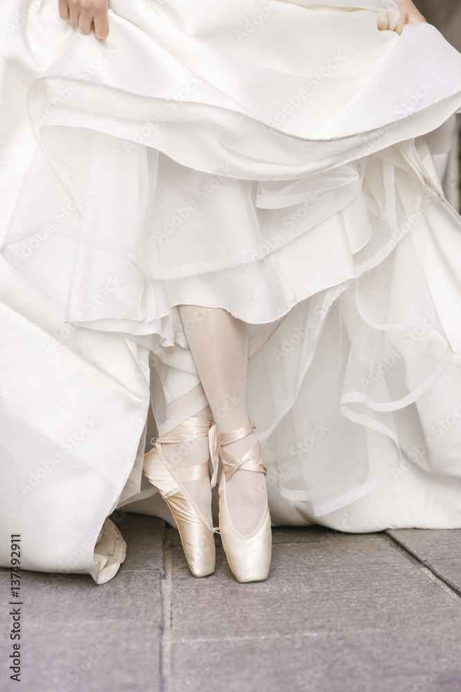 sposa con scarpe da ballerina che danza sulle punte - dettaglio delle scarpe  Stock Photo | Adobe Stock