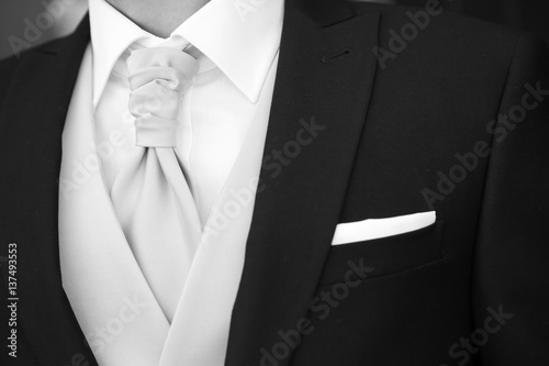 Dettaglio di elegante abito da sposo photo