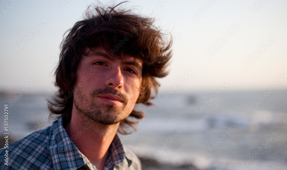 Mann am Meer in der Sonne Mann am Meer in der Sonne