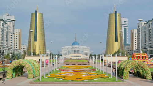 Am Ende des ultramodernen Nurzhol Boulevards im Zentrum von Astana (Kasachstan) thront der Präsidentenpalast