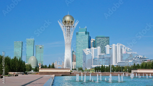 Der 97 Meter hohe Bajterek-Turm in Astana ist das Nationaldenkmal Kasachstans photo