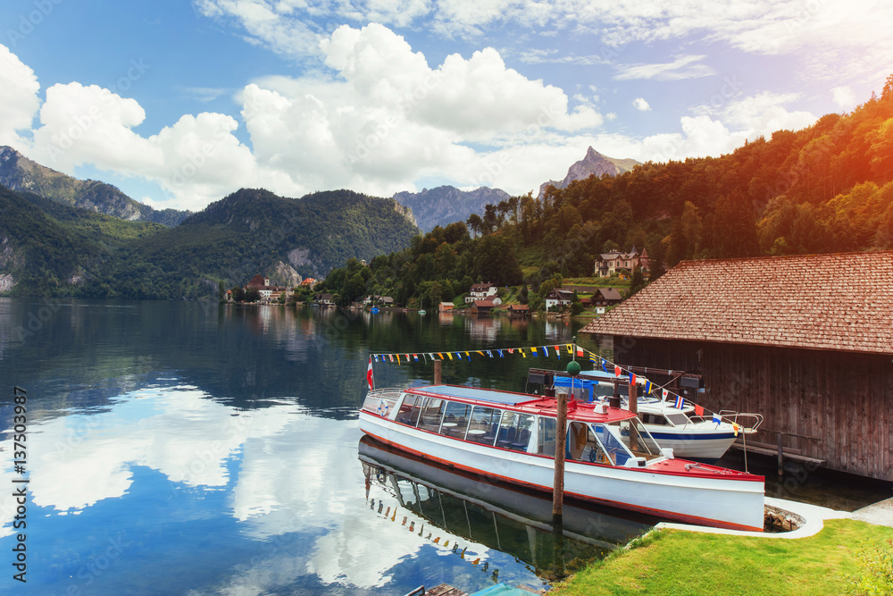 Naklejka premium boat on a lake in Hallstatt. Austria