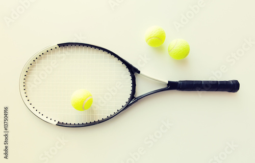 close up of tennis racket with balls © Syda Productions