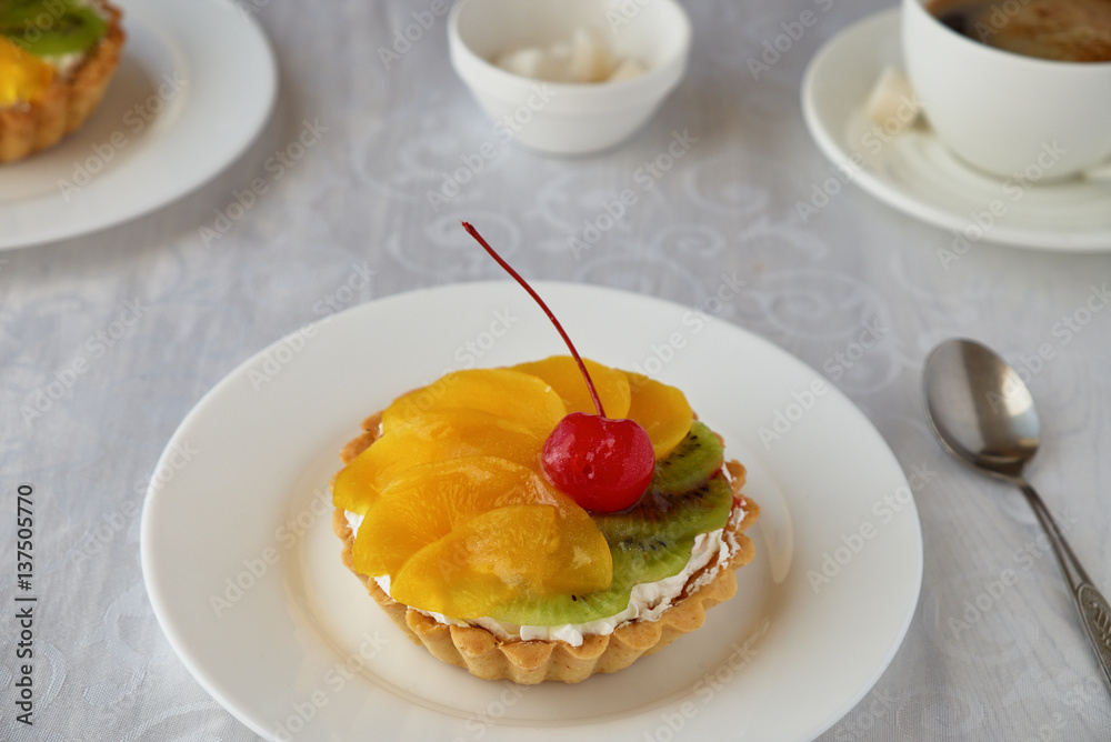 Tartlets with cream and fruit. Cherry, peach and kiwi. Tartlets with cream and fruit. Cherry, peach and kiwi.