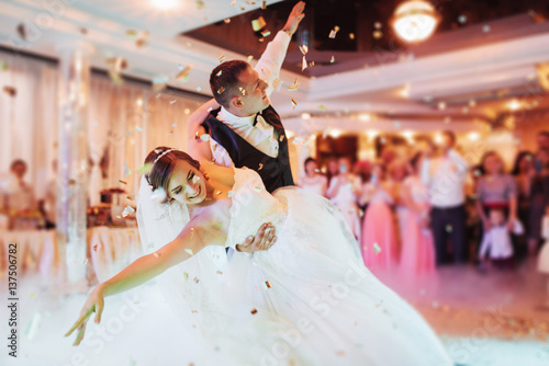 Fotografia Happy bride and groom their first dance