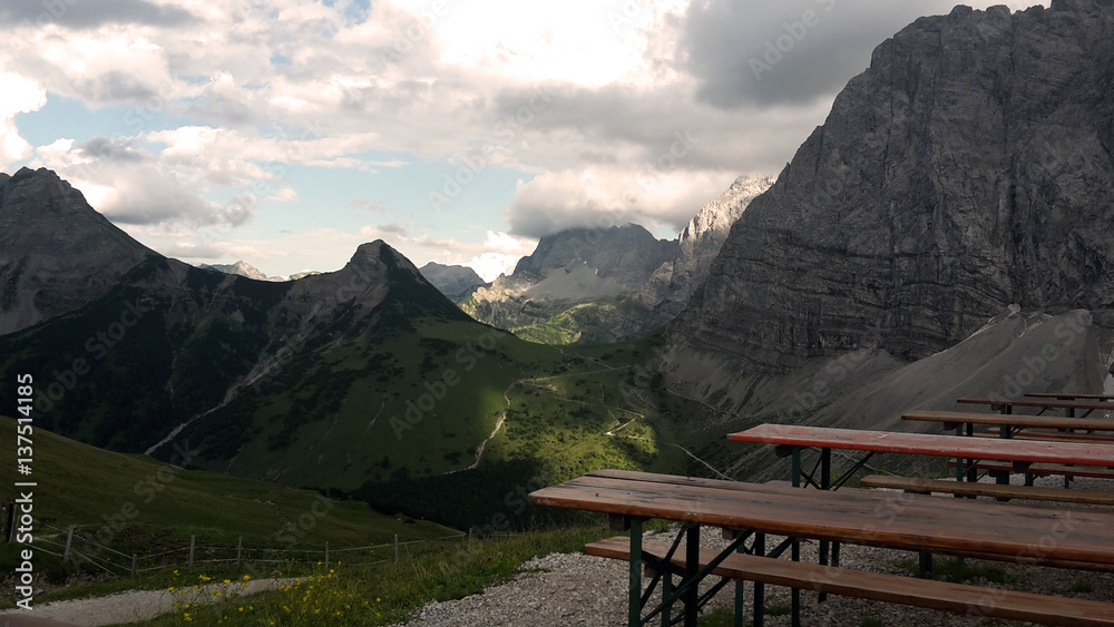 Bierbänke vor der traumhaften Berg-Kullisse im Karwendel-Gebirge bei Sonnenuntergang. Bierbänke vor der traumhaften Berg-Kullisse im Karwendel-Gebirge bei Sonnenuntergang.