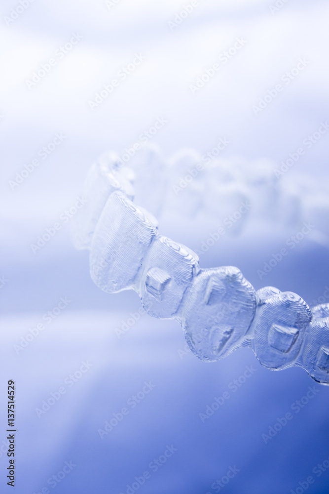 Invisible aligner teeth retainer