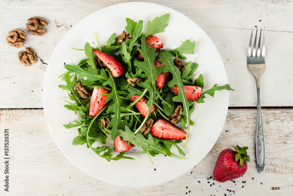 Fresh salad with arugula and strawberries