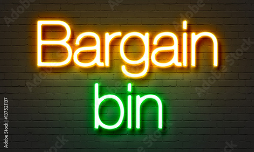 Картината върху платно Bargain bin neon sign on brick wall background.