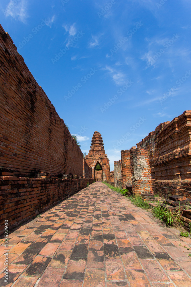 Ruins of Prasat Nakorn Luang,Amphoe Nakorn Luang,Phra Nakorn Si Ayutthaya,Thailand  คนสมัยก่อนคนสมัยโบราณคนเก่าแก่คนโบราณบรรพชนปรัมปราผู้ที่ชรามากสมัยโบราณเก่าก่อนเก่าแก่โบราณโบร่ำโบราณงานสถาปัตยกรรมส