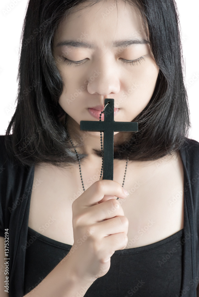 Obraz premium Beautiful asia woman with hopeful holding christian symbol of crucifix praying to God isolated on white background. Clipping path on white background.