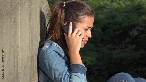 Tableau sur toile Teen Girl Talking On Cell Phone