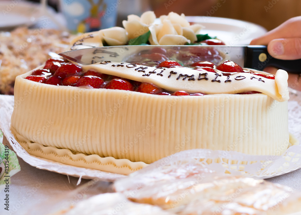 Anschneiden einer Konfirmations Torte aus Marzipan Stock Photo | Adobe ...