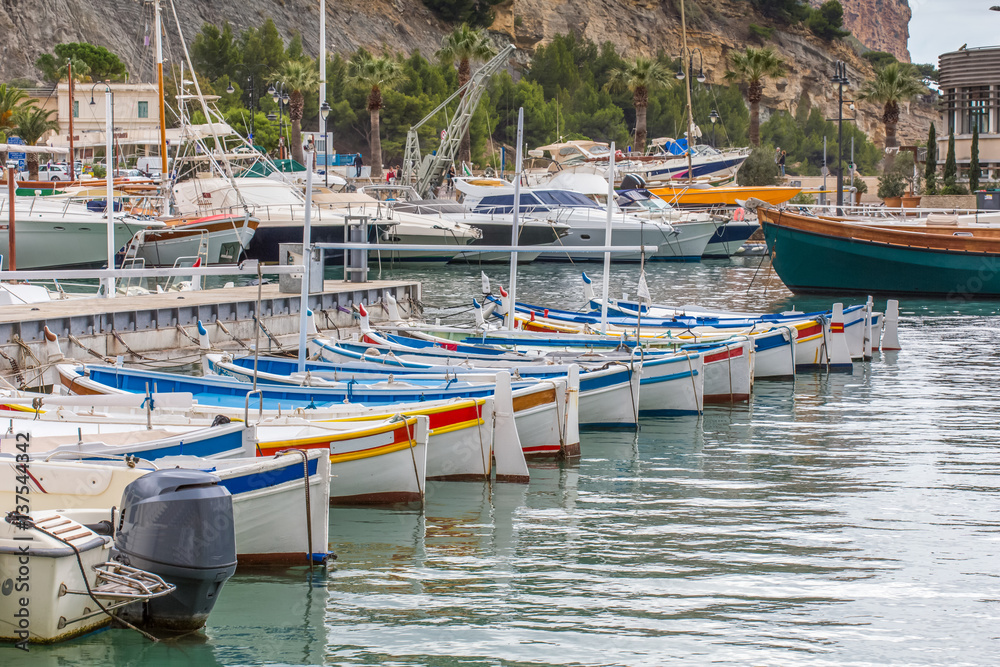  les petits pointus, barques de pêche de Cassis, France 