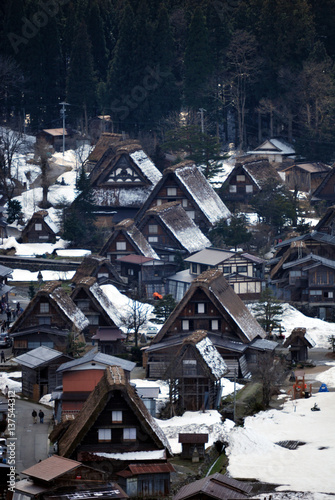 雪の残る早春の白川郷