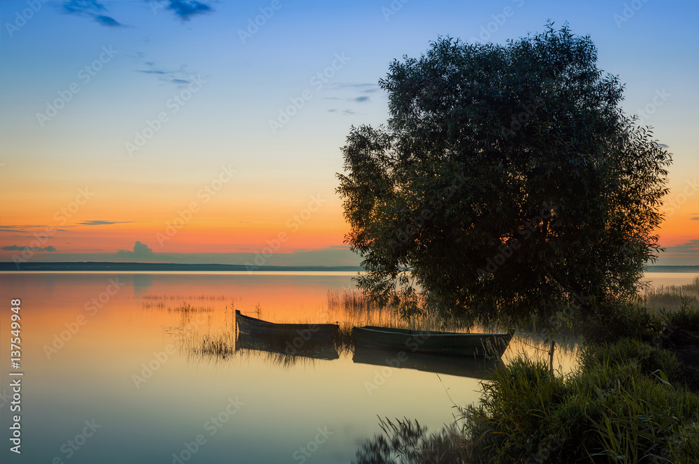 Obraz premium morning landscape boat on the lake
