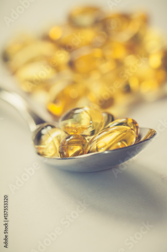 Obraz na płótnie Cod liver oil capsules w salonie