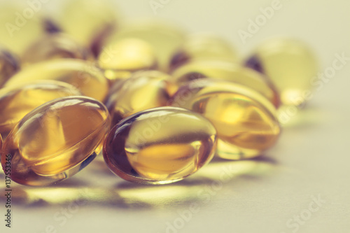 Obraz na płótnie Cod liver oil capsules w salonie