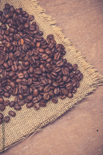 Obraz na płótnie Coffee beans on wooden table w salonie