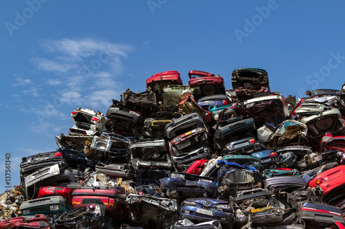 Foto Stacked cars at a Amsterdam junkyard in the Netherlands.