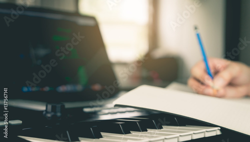 Foto Musician writing a song into his blank book