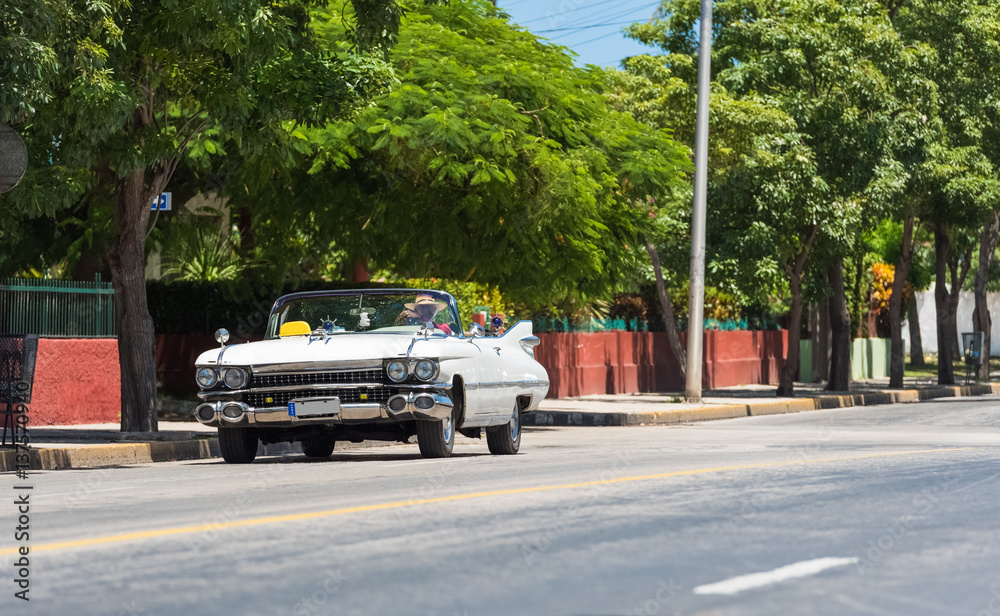 Weisser Cabriolet Oldtimer auf der Straße in Varadero Kuba - Serie Kuba Reportage