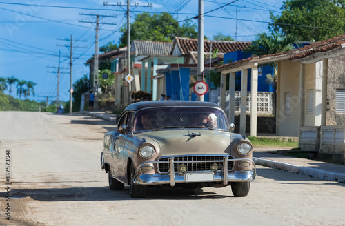 Brauner Oldtimer mit schwarzem Dach fährt durch die Vorstadt in Santa Clara Kuba - Serie Kuba Reportage © mabofoto@icloud.com