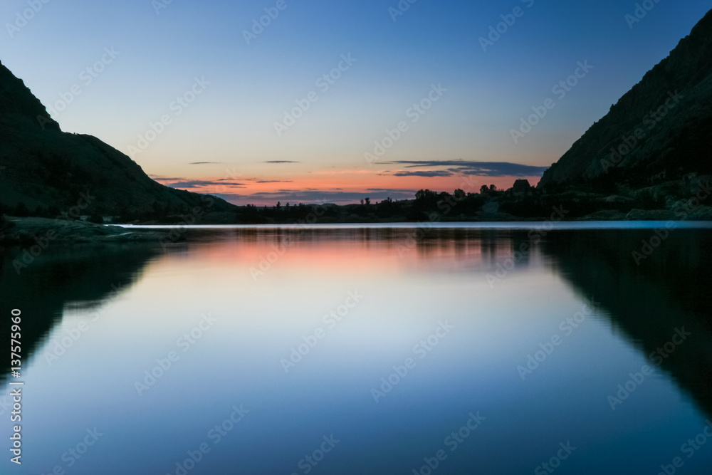 Fototapeta premium Paiute Lake Sunrise, High Sierra Nevada of California