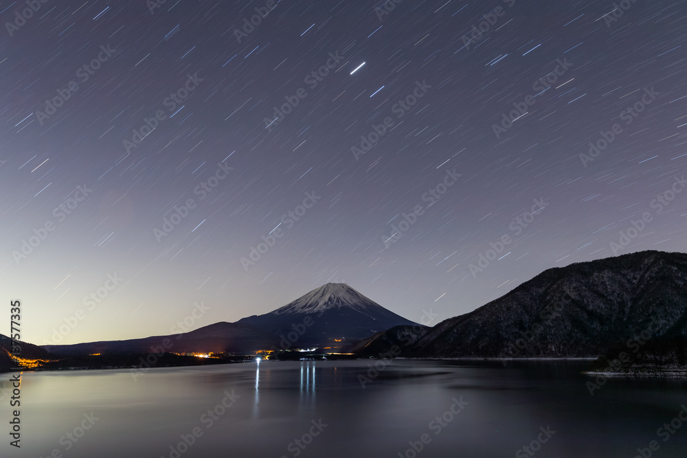 Fototapeta premium Lake Motosu and mt.Fuji at night time in winter season. Lake Motosu is the westernmost of the Fuji Five Lakes and located in southern Yamanashi Prefecture near Mount Fuji, Japan