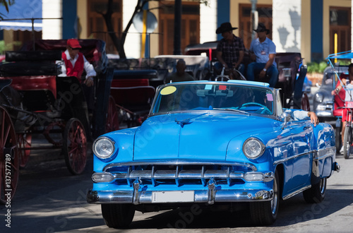 Amerikanischer blauer Cabriolet Oldtimer fährt durch Havanna Kuba - Serie Kuba Reportage © mabofoto@icloud.com
