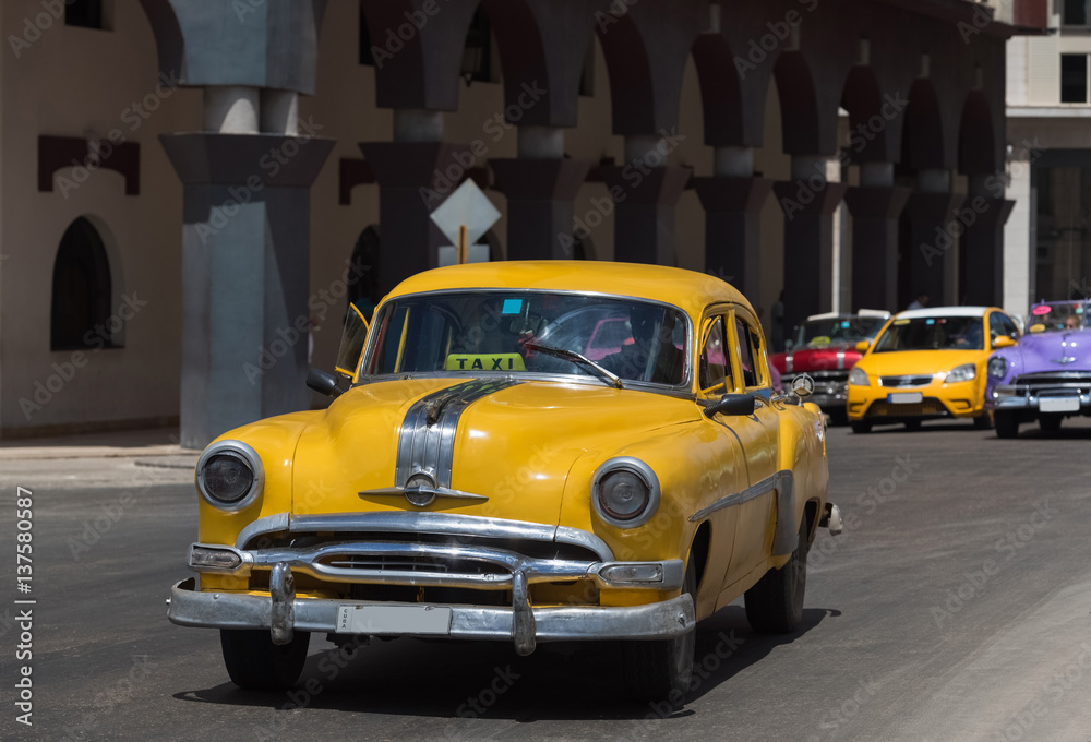 Amerikanischer gelber Oldtimer auf der Hauptstrasse in Havanna Kuba - Serie Kuba Reportage