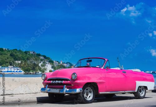 Pinker amerikanischer Cabriolet Oldtimer auf dem Malecon in Havanna Kuba - Serie Kuba Reportage © mabofoto@icloud.com