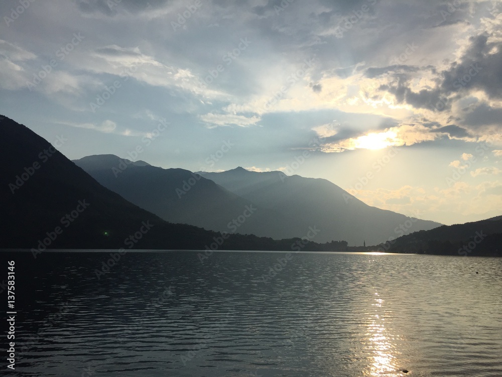 Oro al tramonto sul Lago Maggiore, Italia