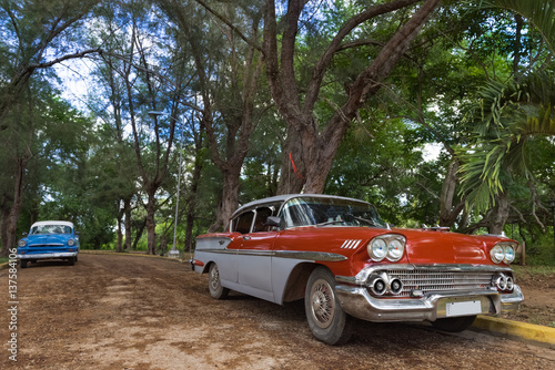 Roter und blauer Oldtimer im Hintergrund in Santa Clara in Kuba - Serie Kuba Reportage © mabofoto@icloud.com
