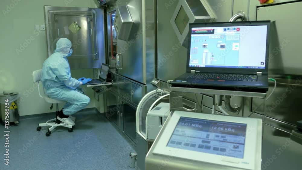 Doctor - specialist in radiomedicine is in tracer laboratory Doctor - specialist in radiomedicine is in tracer laboratory