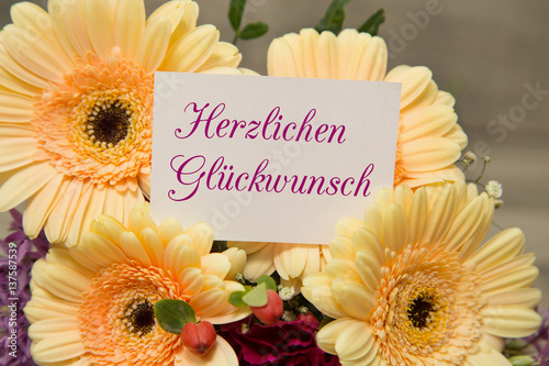 Blumen und Karte: Herzlichen Glückwunsch