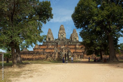 East Mebon or Eastern Mebon temple image nea Angkor Wat  © pop_gino