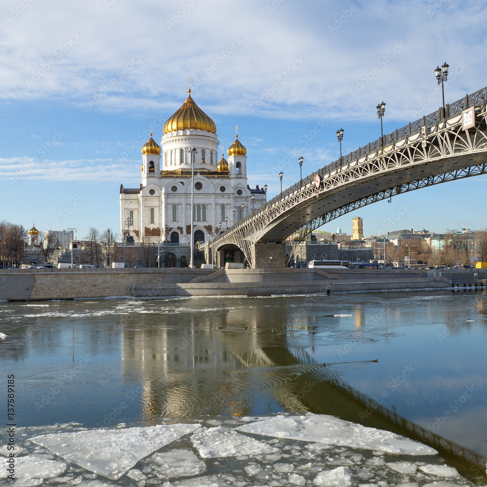 Naklejka premium The Cathedral of Christ the Savior and Patriarchal bridge a Sunny winter day, Moscow, Russia