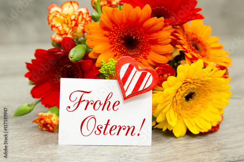 Blumen und Karte: Frohe Ostern!