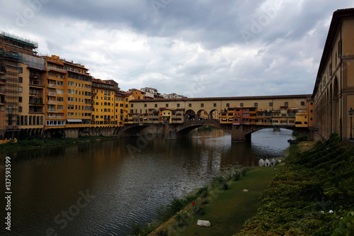 Ponte Vecchio over Arno river in Florence, Italy © Artur Bociarski