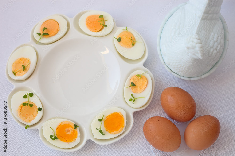 Hart gekochte Eier für Ostern-Frühstück Hart gekochte Eier für Ostern-Frühstück