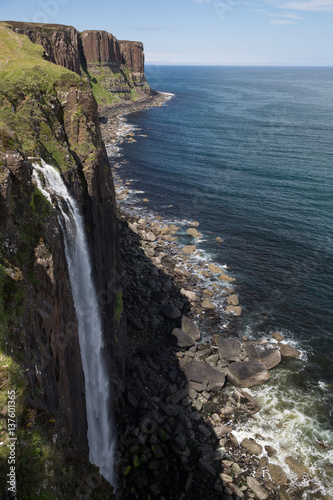 Mealt Wasserfall und Kilt Rock auf der Insel Skye