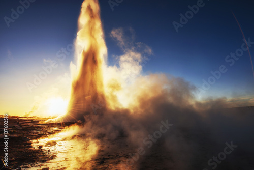 geysers in Iceland. Fantastic kolory.Turysty watch the beauty of