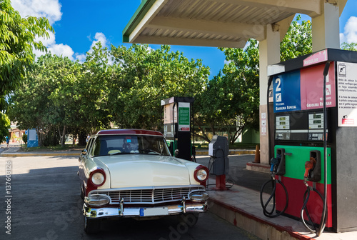 Amerikanischer Oldtimer an der Tankstelle in Santa Clara Kuba - Serie Kuba Reportage photo