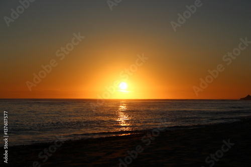 Un couché de soleil sur l'eau