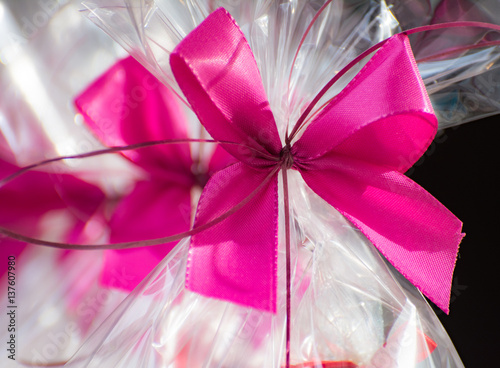 Fotografi Present in a cellophane foil with a pink bow